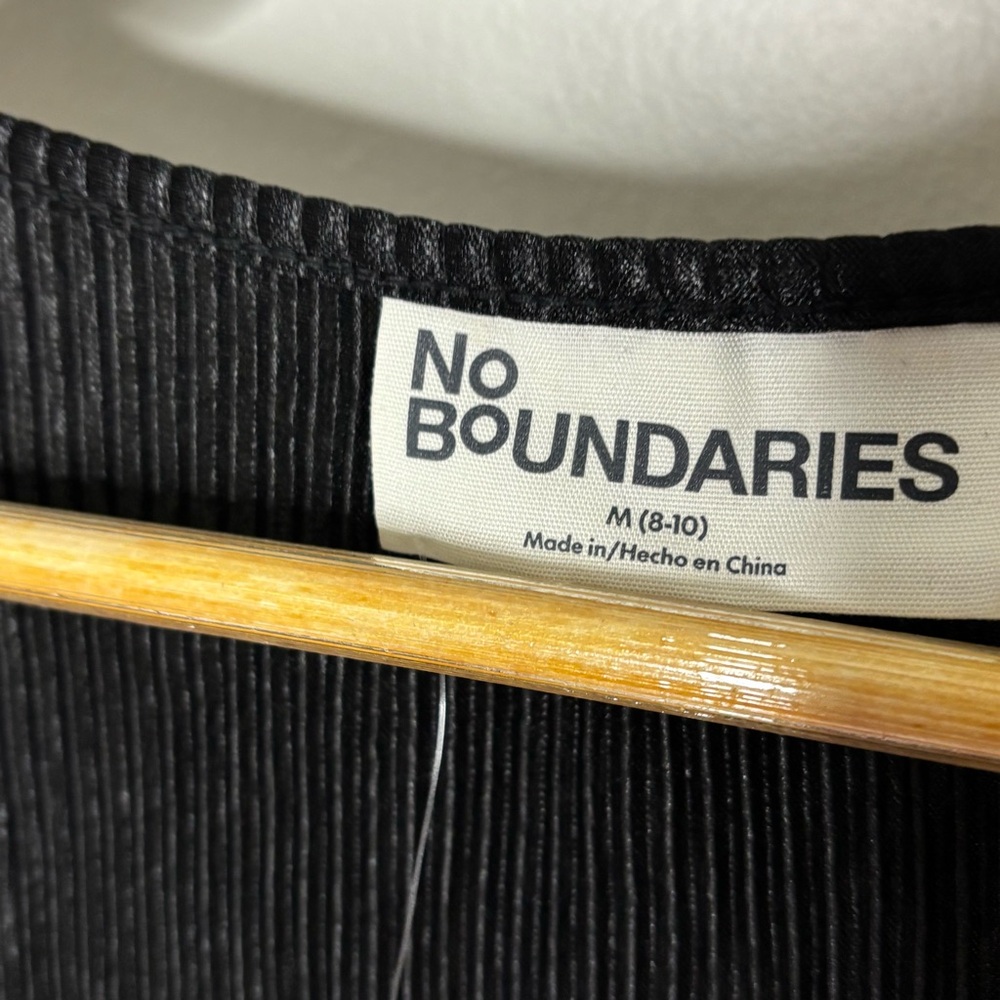 No Boundaries Black Fitted Crop Blouse - Picture 3 of 4